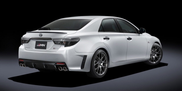 Toyota представила спортивный седан с карбоновой крышей